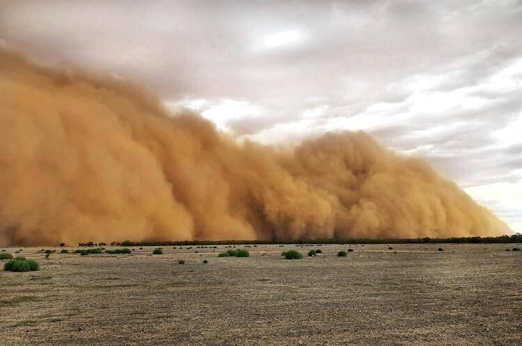 <p>Sosyal medyada paylaşılan drone videosu Avustralya'da meydana gelen toz fırtınasının gündüzü geceye çevirdiği anları gözler önüne seriyor.</p>

<p> </p>
