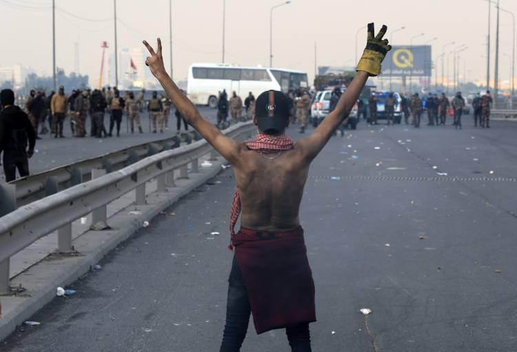<p>Başkentin merkeziyle iki yakasını birbirine bağlayan otoban ve köprüleri de lastik yakarak kapatan eylemciler buralardan da araç geçişine izin vermiyor.</p>
<p> </p>