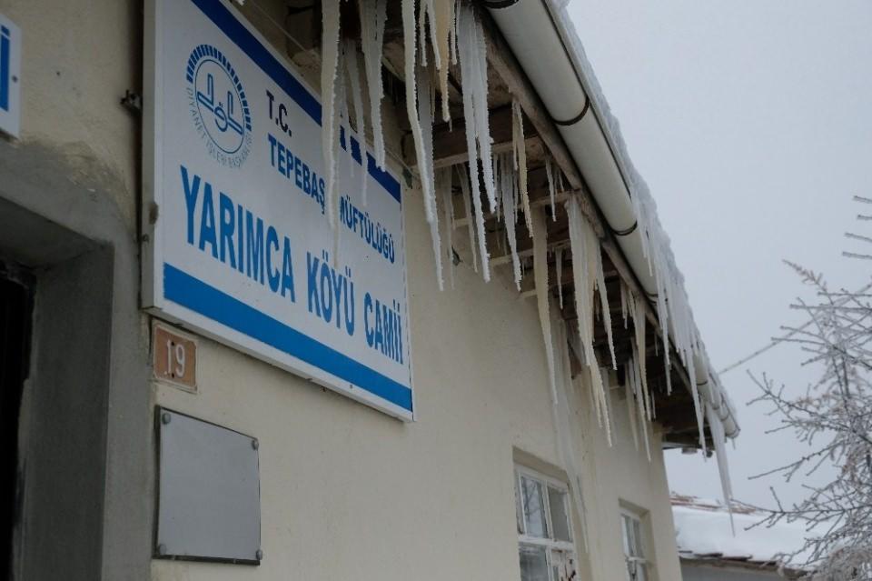 <p>Eskişehir&rsquo;in Tepebaşı b&ouml;lgesinde bulunan bin bin 230 rakımlı Yarımca mahallesinde kışları &ccedil;etin ge&ccedil;iyor. Eskişehir merkezine yakın olmasına rağmen y&uuml;ksekte bulunmasından dolayı kar kalınlığı 1 metreye ulaştı.&nbsp;</p>

<p>&nbsp;</p>
