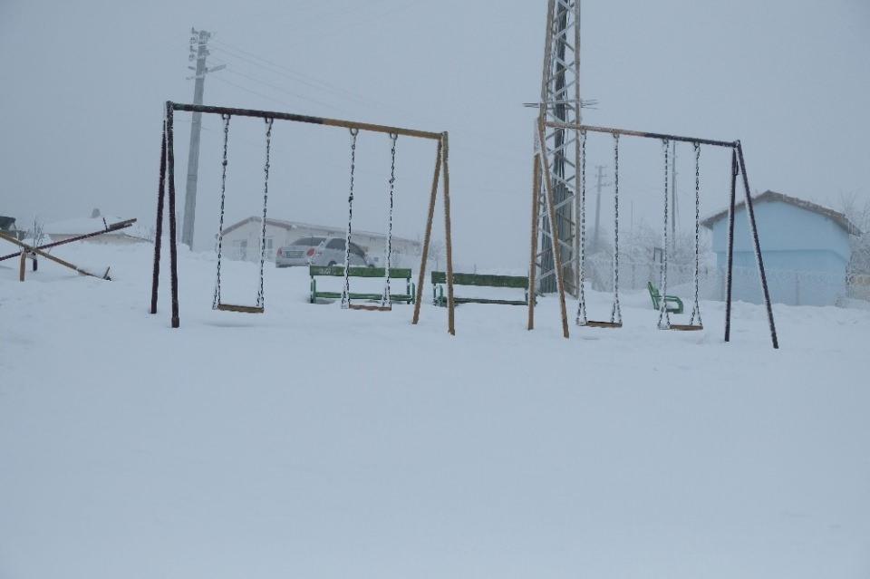 <p>Belediye ekipleri s&uuml;rekli hazır bulunarak mahallenin yollarını a&ccedil;arken, halk ise kar yağışına her daim hazırlıklı olduklarını ve bu sebeple de yazları su konusunda sorun &ccedil;ekmediklerini ifade etti.</p>
