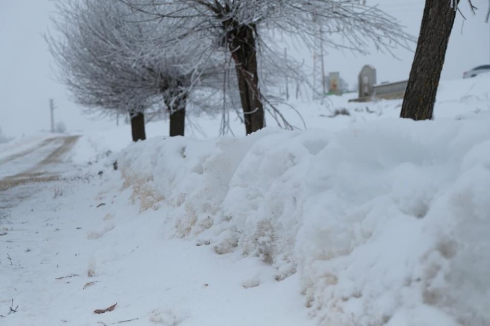 <p>Şimdi bizim burası y&uuml;ksekte olduğu i&ccedil;in zaman zaman olumsuzluklara neden oluyor. Kış mevsiminde sis de olduğu zaman yollarda biraz sıkıntımız oluyor. Ama yollarımızı s&uuml;rekli belediye ve karayolları ekipleri a&ccedil;ıyorlar&rdquo; dedi.</p>
