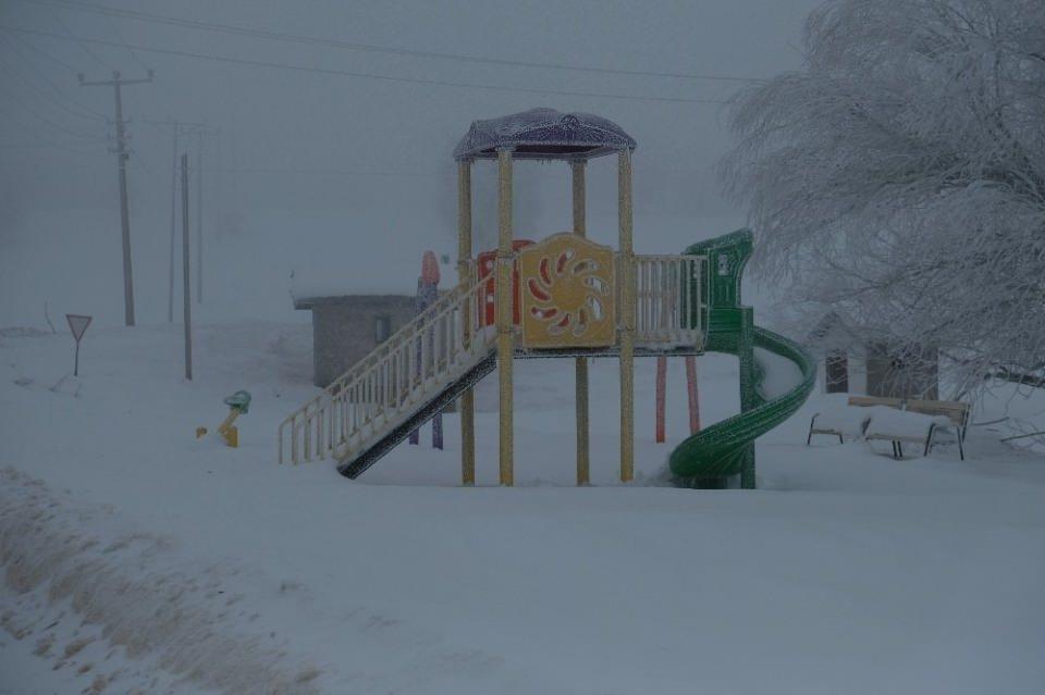 <p><strong>&ldquo;Kışın en &ccedil;etin ge&ccedil;en yerlerinden bir tanesindeyiz&rdquo;</strong></p>

<p><br />
Mahallelerinin, kışın en &ccedil;etin ge&ccedil;tiği yerlerden biri olduğunu s&ouml;yleyen Tevfik, &ldquo;Kara alışkınız, &ccedil;ocukluğumuzdan beri karın i&ccedil;in olduğumuz i&ccedil;in s&uuml;rekli alışkınız.&nbsp;</p>
