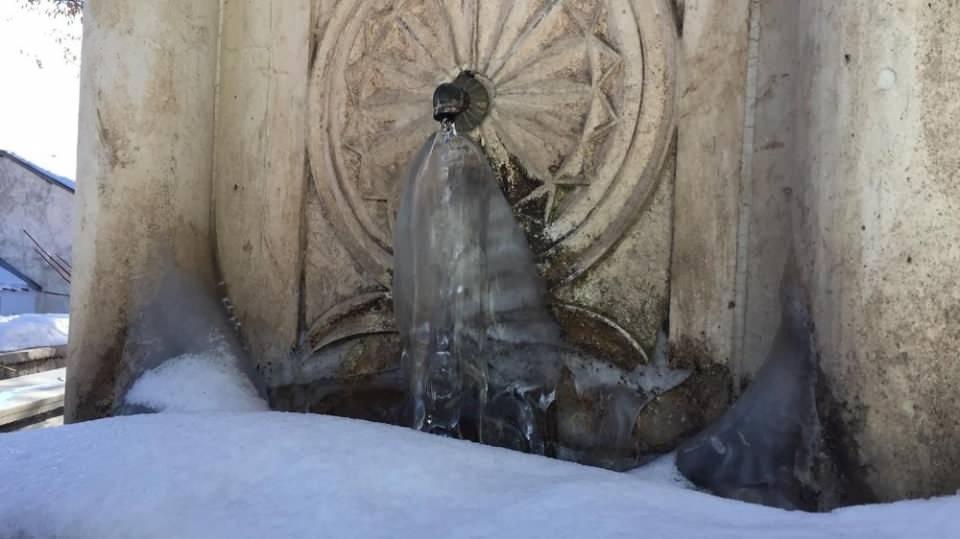 <p><strong>Karlıova&rsquo;da soğuk hava etkili oldu</strong></p>

<p>Bing&ouml;l&rsquo;d&uuml;n Karlıova il&ccedil;esinde hava sıcaklıklarının gece eksi 15&rsquo;lere kadar d&uuml;şmesiyle &ccedil;atılarda buz sarkıtları oluştu, &ccedil;eşmeler donmaya başladı.<br />
&nbsp;</p>
