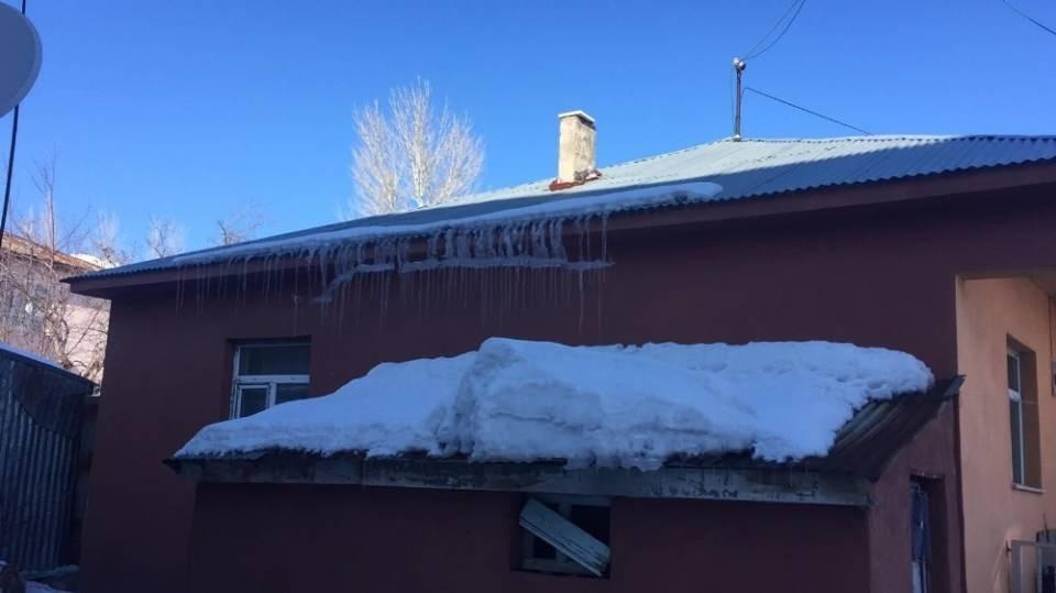 <p>Karlıova il&ccedil;esinde &ouml;nceki g&uuml;n etkili olan kar yağışının ardından soğuk hava da kendini hissettirmeye başladı. Gece saatlerinde eksi 15&rsquo;lere kadar d&uuml;şen hava sıcaklığı nedeniyle bazı &ccedil;atılar da buz sarkıtları oluştu.</p>
