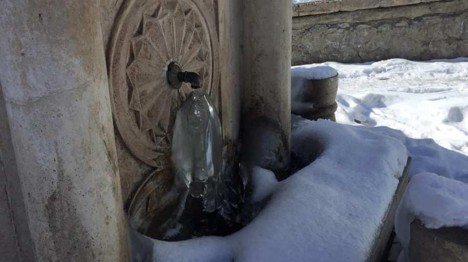 <p>Kar yağışının ardından soğuk havanın etkili olduğunu aktaran vatandaşlar ise, sıcaklıkların eksi 15 dereceye kadar d&uuml;şt&uuml;ğ&uuml;n&uuml; ifade etti.</p>
