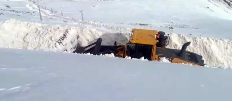 <p><strong>Y&uuml;ksekova&rsquo;da kar kalınlığı 5 metreyi ge&ccedil;ti</strong><br />
<br />
Hakkari&rsquo;nin Y&uuml;ksekova il&ccedil;esinin İran sınırındaki Esendere beldesinin y&uuml;ksek kesimlerde kar kalınlığı 5 metreyi ge&ccedil;ti.<br />
&nbsp;</p>
