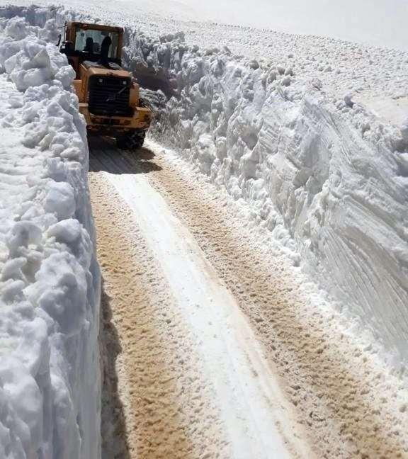 <p>İl&ccedil;e merkezine 47 kilometre uzaklıkta bulunan ve İran sınırında olan Esendere Belde Belediyesinin karla m&uuml;cadele &ccedil;alışması t&uuml;m hızıyla s&uuml;r&uuml;yor.&nbsp;</p>

