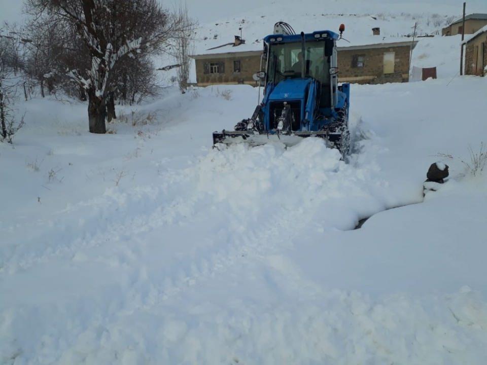 <p>Yoğun kar yağışının ardında Esendere Belde Belediyesi kolları sıvayarak &ouml;zellikle beldenin y&uuml;ksek kesimlerinde yaşayan vatandaşların mağdur olmaması 5 metreyi bulan karı temizliyor.<br />
&nbsp;</p>
