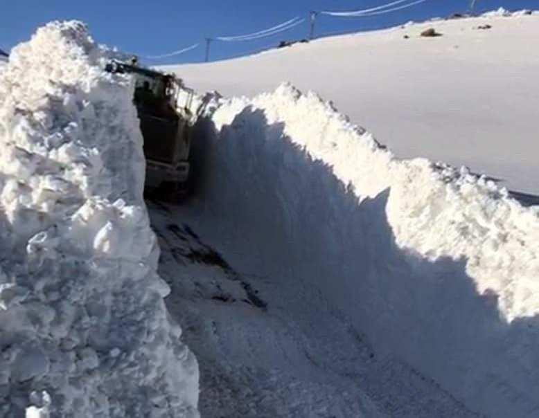 <p>Gece g&uuml;nd&uuml;z karla m&uuml;cadele &ccedil;alışmalarını takip eden Esendere Belde Belediye Başkanı Dırbaz B&uuml;y&uuml;ksu, &ldquo;Maddi imk&acirc;nsızlıklara rağmen halkımızın sıkıntı yaşamaması i&ccedil;in t&uuml;m imk&acirc;nlarımızı seferber ederek, geceli g&uuml;nd&uuml;zl&uuml; &ccedil;alışmalarımızı s&uuml;rd&uuml;r&uuml;yoruz.&nbsp;</p>
