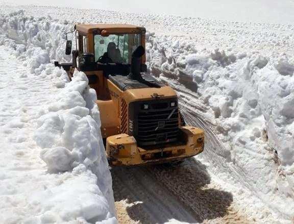<p>&nbsp;Bununla beraber ekiplerimizi seferber ederek, t&uuml;m mahalle yollarımızı ulaşıma a&ccedil;tık. Ancak y&uuml;ksek kesimlerde bulunan bazı yollarımızda yer yer kar kalınlığı 5 metreyi buluyor&rdquo; dedi.</p>

