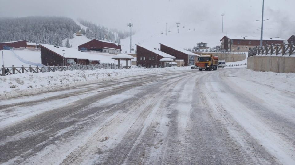 <p>Belediyenin, 19 il&ccedil;enin tamamında kar ve tipi i&ccedil;in hazırlıklarını daha &ouml;nce tamamladığı bildirilen a&ccedil;ıklamada, toplam 374 ara&ccedil; ve 500'e yakın personelle karla m&uuml;cadelenin s&uuml;rd&uuml;r&uuml;ld&uuml;ğ&uuml; vurgulandı.</p>

<p>&nbsp;</p>
