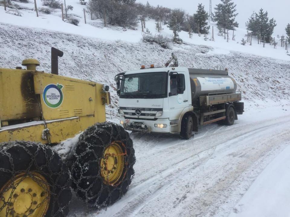 <p>A&ccedil;ıklamada değerlendirmelerine yer verilen Fen İşleri Dairesi Başkanı Dursun Ali Kırmızıtaş, ekiplerin, Korgan, Kumru, Akkuş, G&uuml;rgentepe, &Ccedil;aybaşı, G&ouml;lk&ouml;y, Kabad&uuml;z ile Mesudiye il&ccedil;elerinde etkisini artıran ve kalınlığı 35 santimetreyi bulan kara karşı etkin m&uuml;cadele başlattığı belirtildi.</p>

<p>&nbsp;</p>
