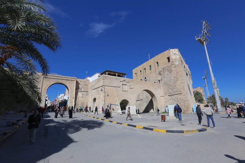 <p>BM verilerine göre, ülke içinde yıllardır süren savaşlar 300 binden fazla Libyalıyı evinden etti. Hafter'in saldırısıyla 170 bin insan, başkent çevresindeki evlerinden kaçarak başka bölgelere sığındı. Geleneksel kabile ve aile bağlarının hala güçlü olduğu Libya'da iç bölgelere sığınan ancak kayıt altına alınmayan sivillerin sayısının çok daha fazla olduğu ifade ediliyor.</p>
<p> </p>