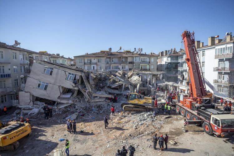 <p>24 Ocak 2020'de saatler 20:55'i gösterdiğinde Elazığ'ın Sivrice ilçesi merkezli şiddetli bir deprem meydana geldi. Hatay'a kadar olan büyük bir alanda deprem hissedildi.</p>
