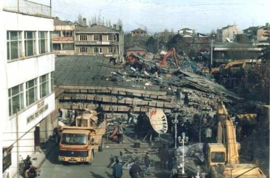 <p>Depremde 653 kişi öldü, 8057 bina hasar gördü veya yıkıldı. Bu deprem 1939 Erzincan Depremi'nin merkez üssü yakınındadır. </p>
