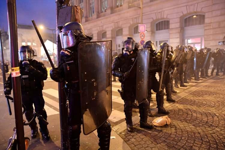<p>Paris başta olmak üzere ülke genelinde reforma karşı 5 Aralık'tan bu yana farklı günlerde birçok protesto gösterileri düzenlenmişti. Zaman zaman şiddete dönüşen eylemlerde AA foto muhabirleri Mustafa Yalçın ve Dursun Aydemir polisin müdahalesi sonucu yaralanmıştı.</p>
<p> </p>