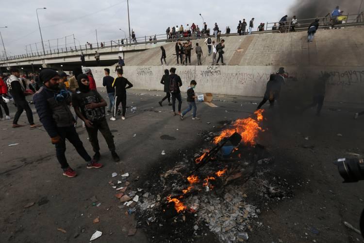 <p>Irak'taki hükümet karşıtı göstericiler, aralarında başkent Bağdat'ın da bulunduğu ülkedeki 18 vilayetten 9'unda yol kapatma eylemlerini sürdürüyor. Başkentin merkezi ile iki yakasını birbirine bağlayan otoban ve köprüleri de lastik yakarak kapatan eylemciler araç geçişine izin vermiyor.</p>

<p> </p>
