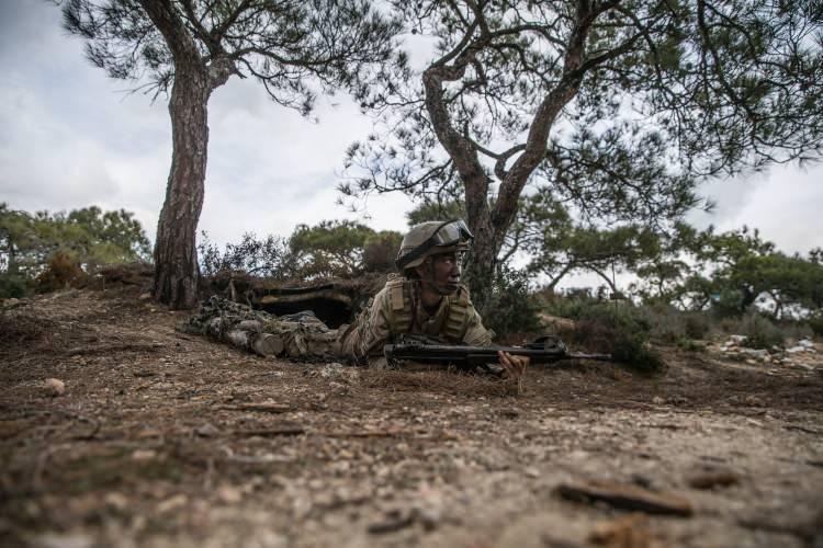 <p>Roketatar, el bombası, keskin nişancı tüfeği, tabanca gibi ateşli silahları eğitim alanında ustalıkla kullanan adaylar, gerçekleştirdikleri meskun mahal operasyonunda senaryo gereği içerisinde terör hedeflerinin bulunduğu binaya hızlıca ulaştı.</p>

<p> </p>
