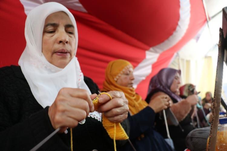<p>Annelerden Hatice Levent ise depremzedelerin üşümemesi için atkı ve bere ördüklerini anlatarak, "Türkiyemizin başı sağ olsun. Rabbim bundan sonra bir acı göstermesin. Elazığ'daki kardeşlerimiz için atkı örüyoruz. İnşallah yardımımız olur. Daha fazla yardım etmek isterdik ama elimizden bu geliyor." ifadelerini kullandı. </p>
