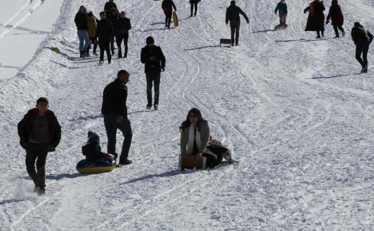 <p>Yüksekova'daki yakınlarını ziyaret ettikten sonra kayak yapmak için merkeze geldiklerini anlatan Lutfi, "Akrabalarımızla güzel zaman geçiriyoruz. Merkez çok güzel ve bize yakın. Bu nedenle fırsat buldukça buraya gelip eğleniyoruz. Bugün 2 aileyle geldik. Akrabalarımız da burada olduğu için yabancılık çekmiyoruz. Herkesin buraya gelmesini tavsiye ediyorum." ifadelerini kullandı. </p>
