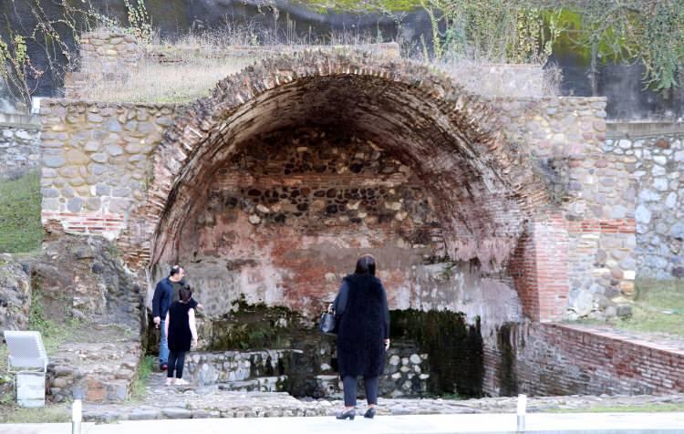 <p>Sezer, bölgeyle ilgili projeler üzerinde çalıştıklarını belirterek, "Yakın zamanda ilçemize yap-işlet-devret modeliyle bir otel kazandırmayı hedefliyoruz. Bu sayede burada yatılı kalacak misafirlerimizin tamamlayıcı sağlık hizmetlerinden yararlanmalarını sağlamak istiyoruz." dedi. </p>
