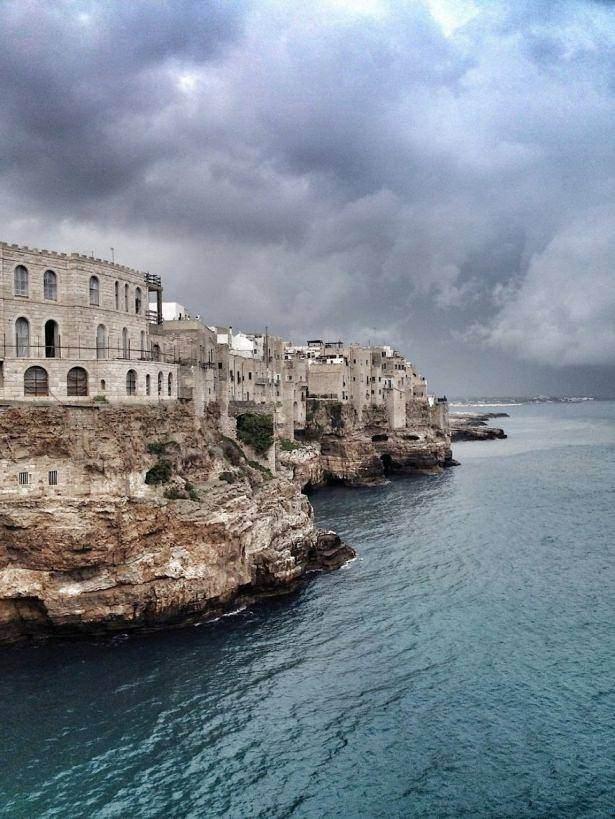 <p>Polignano A Mare, İtalya</p>
