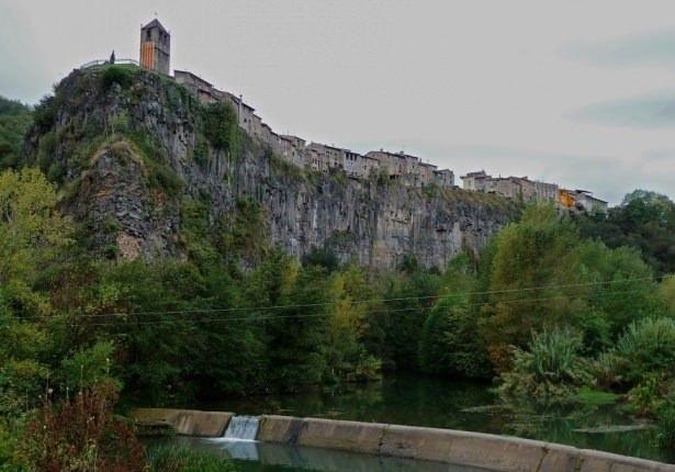 <p>Castellfollit De La Roca, İspanya</p>
