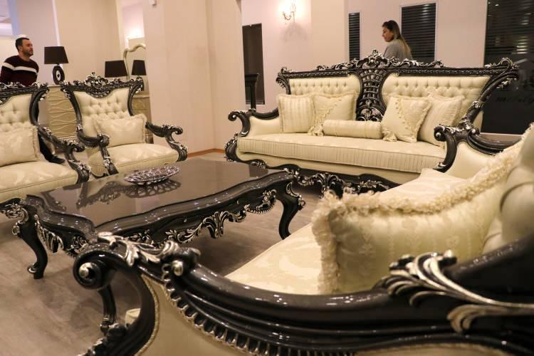 <p>Adana Marangozlar ve Mobilyacılar Odası Başkanı Yalçın Avcı, İHA muhabirine yaptığı açıklamada, Adana mobilyasının tercih sebebinin bölgenin sıcak olması ve ağaçların doğal ortamda fırında gibi kuruması ve iskeletlerin bu nedenle kuru, sağlam ve kaliteli olması olduğunu kaydetti.</p>