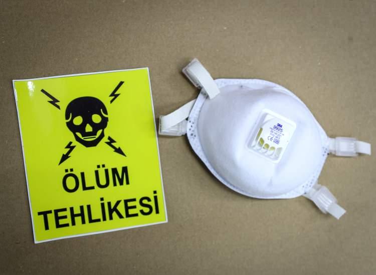 <p>Çin'den dünyaya yayılan koronavirüs, Türkiye'de henüz tespit edilememesine rağmen iç piyasada maske satışlarını artırdı. Konuyla ilgili AA muhabirine açıklamalarda bulunan Kalem İş Güvenliği firmasının sahibi Furkan Başaran, "Türkiye’de maske stokları tükenmiş durumda.<span style="color:rgb(41, 43, 44)">sahibi Furkan Başaran, "Türkiye’de maske stokları tükenmiş durumda.</span></p>