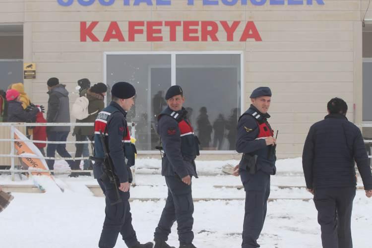 <p>Sezonun açıldığı günden itibaren kayak merkezinde görev alan jandarma asayiş ve Jandarma Arama Kurtarma (JAK) ekipleri, ziyaretçilerin herhangi bir olumsuzluk yaşamaması için çaba gösteriyor. </p>
