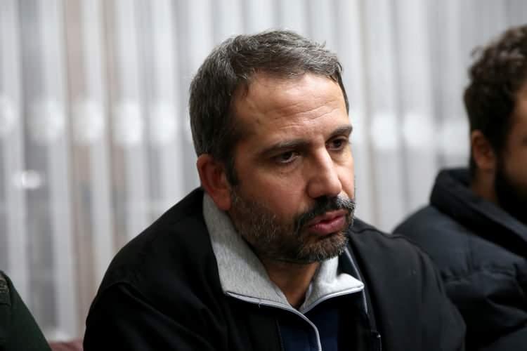 <p>Azize Çelik'in eşi Cengiz Çelik ise hastanede tedavi gördüğü sırada eşinin yoğun bakımdan çıkarılmasının ardından eşini kendisinin bulunduğu odaya istediğini ifade eden Çelik, İçişleri Bakanı Soylu ile Çevre ve Şehircilik Bakanı Kurum'un eve girişlerinde kapıyı açtığını kaydetti.</p>