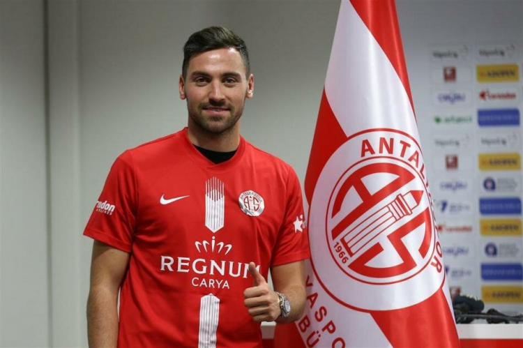 <p>SİNAN GÜMÜŞ</p>

<p>Yeni Takımı: Antalyaspor<br />
Eski Takımı: Genoa</p>
