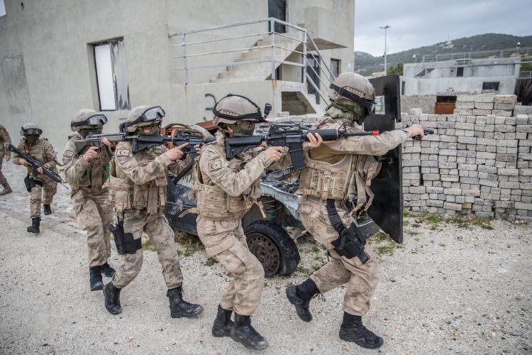 <p>Kadın astsubaylar, erkek meslektaşlarıyla birlikte zorlu arazide gerçekleştirdikleri 27 kilometrelik tüfekli, teçhizatlı koşuyu da başarılı bir şekilde tamamladı.</p>
<p> </p>