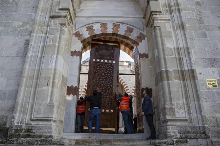 <p>Atölyede asırlık kapıların işlemden geçirildiğini anlatan Güneren, "Camilerde ve tarihi alanlardaki kapıların pek çoğu çivi kullanmadan sadece ahşapların birbirine perçinlenmesiyle oluşturulan kündekari kapılar. Bu önemli sanatın izlerini taşıyan kapıların bakımını atölyede özenle yapıyoruz." dedi.</p>