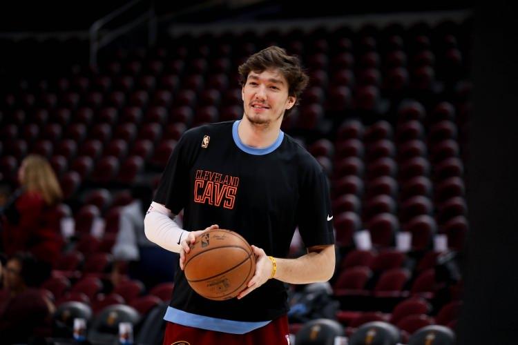 <p><span style="color:#FFD700">- "Biz ülkemizi temsil ediyoruz"</span></p>

<p>Cedi Osman, deprem mağdurlarına destek olmanın yanı sıra, farkındalık oluşturmak amacıyla NBA'yi platform olarak kullandığını ve yapmış olduğu bağış uygulamasıyla özellikle Amerika'da oldukça dikkati çektiğini ifade etti.</p>
