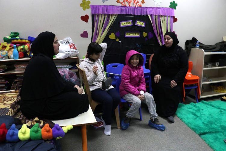 <p>- "Çocuklar çok güzel vakit geçiriyor"</p>

<p>Okulda barınan depremzedelerden Sinem Kurnaz, deprem nedeniyle büyük korku yaşadıklarını anlattı.</p>
