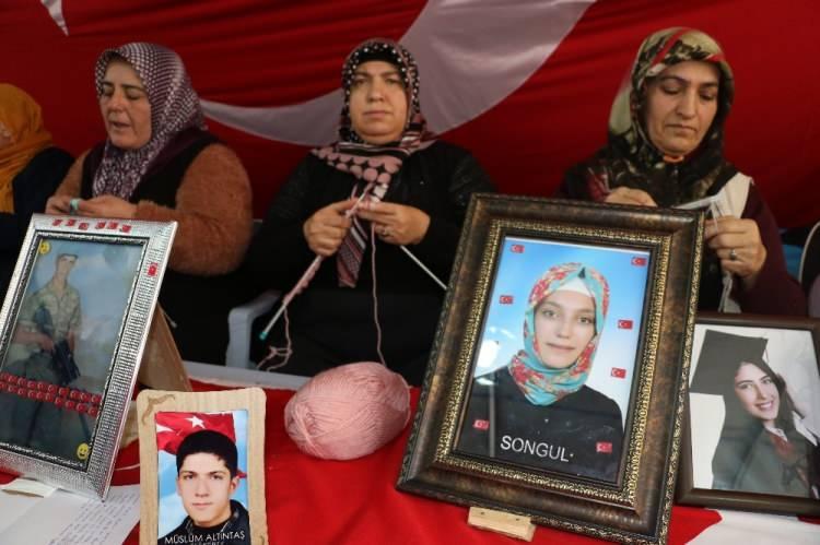 <p>Çocuklarının dağa kaçırılmasından HDP'yi sorumlu tutan Diyarbakır annelerinin, 3 Eylül 2019'da HDP İl Başkanlığı önünde başlattığı oturma eylemi 147'nci gününe girdi.</p>
