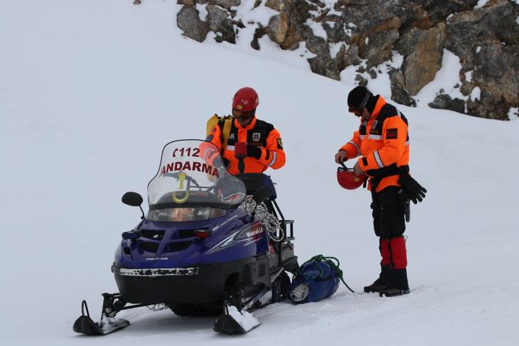 <p>Kayak merkezinin müdürü Ömer Teke, AA muhabirine yaptığı açıklamada, JAK ve belediye personelinin merkezde hasta ve yaralıların tahliyesini başarıyla yaptıklarını ve ekiplerin arama, kurtarma faaliyetleriyle görevlerini icra ettiklerini söyledi.</p>