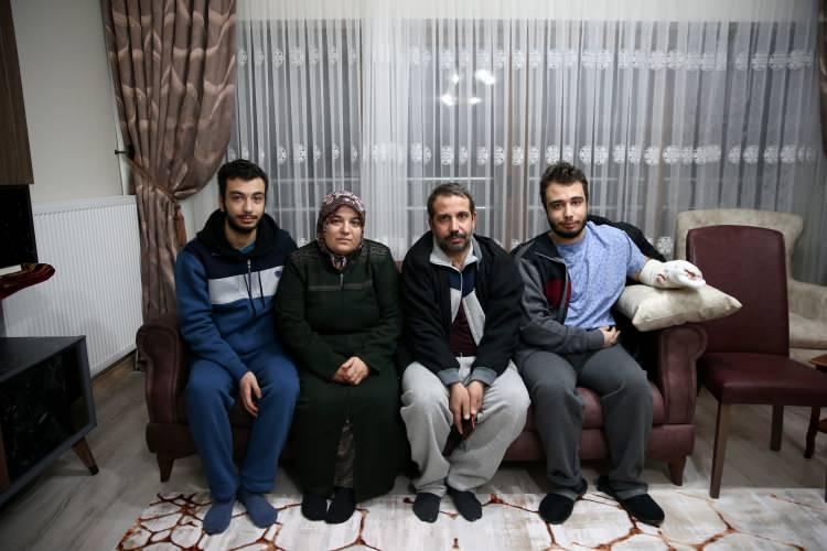 <p>Çelik, Kurum ve Soylu'nun geldiği rezerv dairenin kendisine tahsis edildiğini söylediğini ifade etti. </p>

<p>Yeni evden daha önceden haberi olmadığını Bakanlar Kurum ile Soylu'nun kendisine sürpriz yaptığını anlatan Çelik, her iki bakanın da sağlık durumunu sorduğunu, bir süre kendisiyle sohbet ettiğini anlattı.</p>
