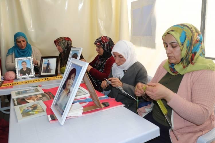 <p>Anne Songül Altıntaş da depremzedeler için atkı ördüklerini dile getirerek, "Onların evleri başlarına yıkıldı. Çok üzüldük. Allah kimseye yaşatmasın. Kurtulanlar için çok sevindik. Allah devletimizden de razı olsun. Depremzedelerin yanında. Devletimiz herkesin yardımına koşuyor." diye konuştu.</p>
