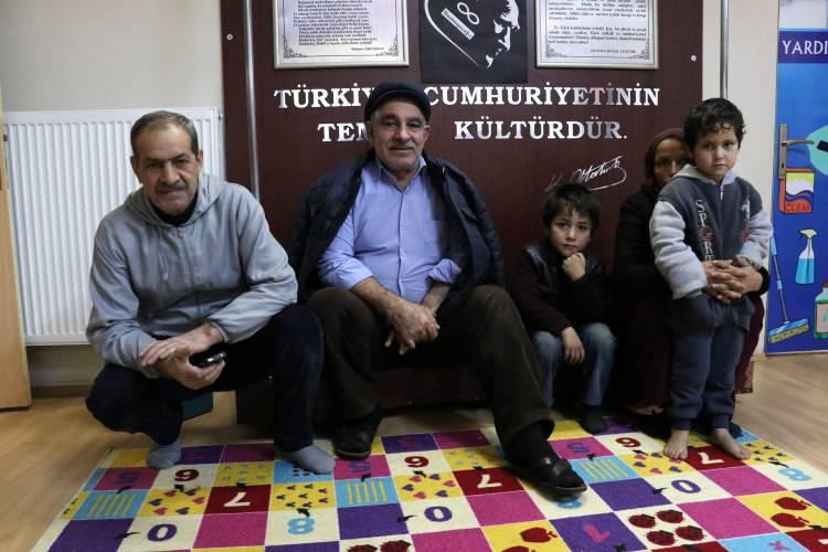 <p>- "Onlarla oyun oynuyoruz"</p>

<p>Evleri hasar gördüğü için ailesiyle okulda barınan 8 yaşındaki Elif Aslan ise görevlilerin kendileriyle yakından ilgilendiğine işaret ederek, "Öğretmenler bizim için etkinlik yapıyor, onlarla oyun oynuyoruz. Tüm ihtiyaçlarımızı gideriyorlar." diye konuştu.</p>
