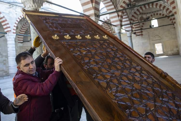 <p>- "Kapıların kullanım ömrü 20 yıl uzayacak" </p>

<p>Vakıflar Edirne Bölge Müdürü Osman Güneren, AA muhabirine yaptığı açıklamada, Edirne Müzesi ve Edirne Valiliği Çevre Koruma Vakfının da katkılarıyla kentteki tarihi kapıların bakımı ve onarımı için özel bir atölye oluşturduklarını söyledi.</p>
