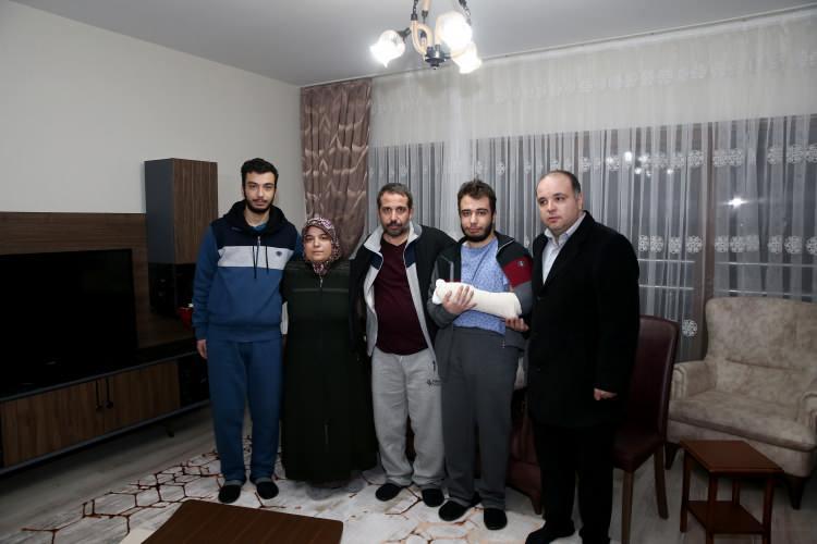 <p>Yeni evine kendisi gibi enkazdan kurtarılan eşi Cengiz, çocukları Muhammet Faruk ve Ahmet Çelik ile birlikte gelen Azize Çelik, AA muhabirine yaptığı açıklamada, hastaneye gelen görevlilerin kendisine Çevre ve Şehircilik Bakanı Murat Kurum'un çay davetini ilettiğini söyledi.</p>