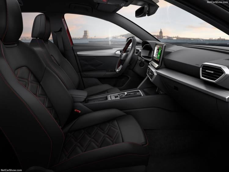 <p>Türkiye'de en çok staan modeller arasında yer alan SEAT Leon hatchbac, baştan aşağı yenilendi. <br />
<br />
4'üncü nesil yeni Seat Leon sevenlerinin merakını yüzünü göstererek giderdi.<br />
<br />
<span style="color:#FF8C00"><strong> İşte 2020 Seat Leon'un yeni hali, özellikleri ve motor seçenekleri...</strong></span></p>
