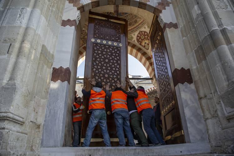 <p>Güneren, bir kapı kanadının işleminin iki ay sürdüğünü ifade ederek, "Bir dizi işlemden geçirilen kapıların ömrü en az 20 yıl uzayacak. Kapılar oldukça hacimli. Şu anda Üç Şerefeli Cami avlusuna açılan 3 kapının 6 kanadı için çalışmalar devam ediyor. Diğer cami ve tarihi alanlar için de çalışmalar yapacağız." diye konuştu. </p>