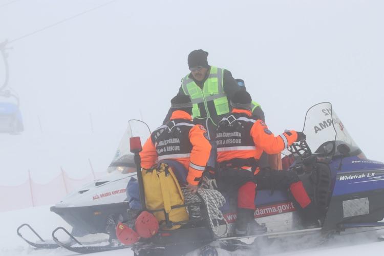 <p>Bu tatbikatta tesis görevlileri de yer alıyor. </p>
<p>Jandarma timleri, kayak merkezinde yaptığı tatbikatta senaryo gereği, telesiyejde mahsur kalan 2 kayakçıya hızlı şekilde ulaştı. </p>