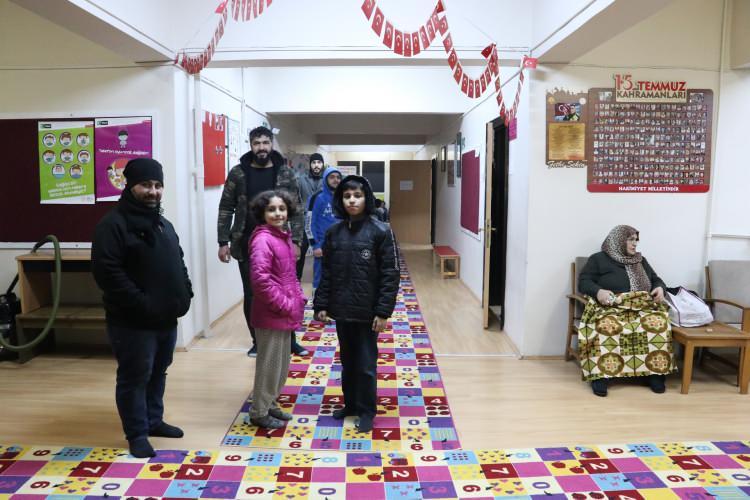 <p>Hayri Kurnaz da evi depremde hasar gördüğü için okulda kaldığını belirterek, her türlü ihtiyaçlarının karşılandığını aktardı.</p>

