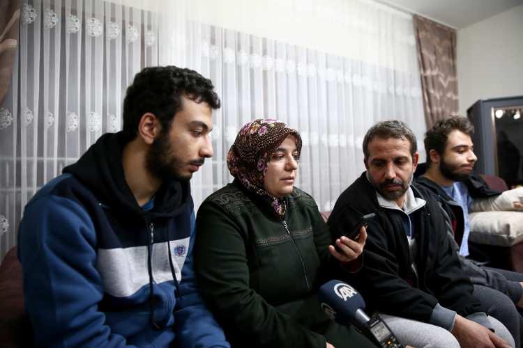 <p>Bakanlar Kurum ile Soylu'nun evi gezdirdiğini belirten Çelik, "Bir haftadır dışarı çıkmamıştım, ilk kez dışarı çıktım, hiçbir şeyden haberim yoktu. Çevre ve Şehircilik Bakanı Murat Kurum ile İçişleri Bakanı Süleyman Soylu bize yeni ev hazırlamışlar. Çok duygulandım. Hepsinden Allah razı olsun. Çok heyecanlandım. Evimiz başımıza yıkılmıştı ama yeni bir evim oldu." dedi.</p>