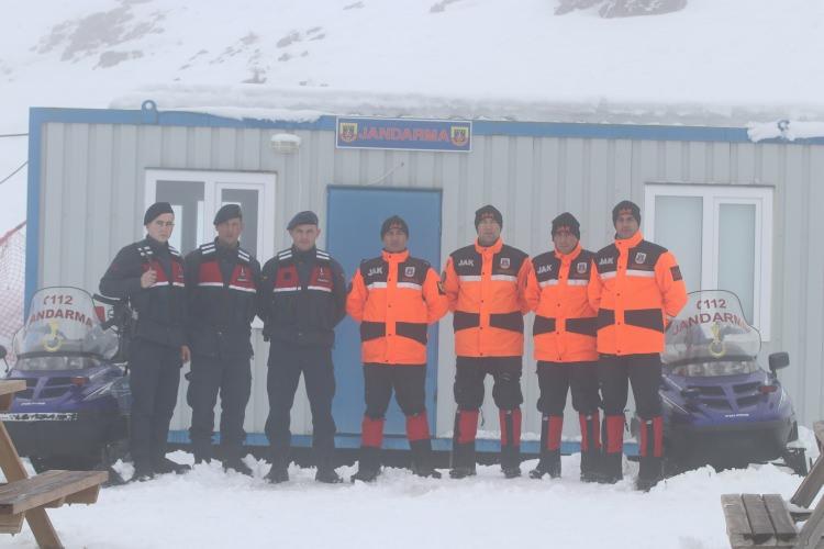 <p>Merkeze gelen amatör ve profesyonel kayakçılar ile snowboard yapan misafirleri uzaktan izleyen ekipler olası bir durumda anında müdahale etmek için hazır bekliyor.</p>