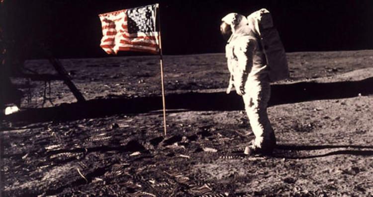 <p>Bu nedenle Apollo 11'in Ay seyahati fotoğraflarında yıldızları göremiyoruz, çünkü yıldızların ışığı çok zayıf.</p>
